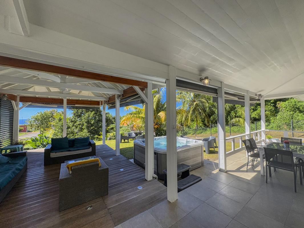 6.Location villa jacuzzi Saint Claude Guadeloupe_Terrasse Jacuzzi Jardin